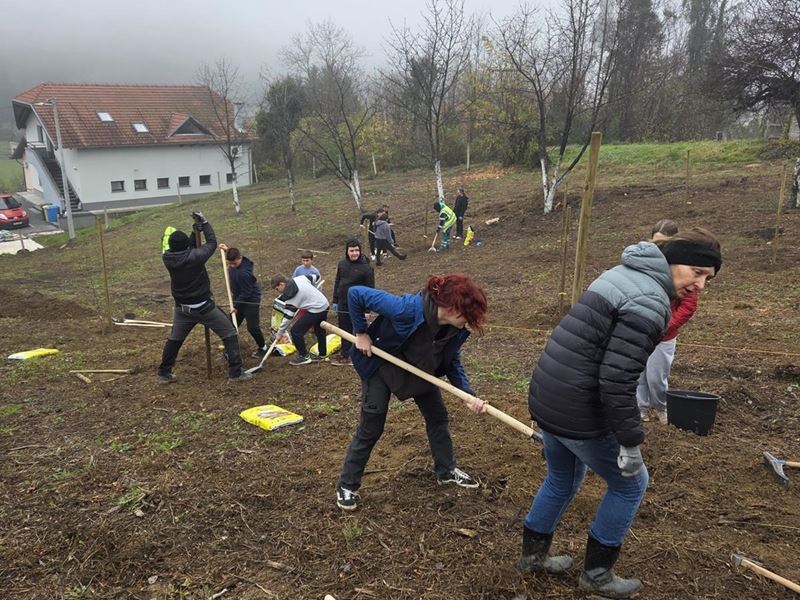 Jesenska sadnja s učenicima